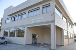 Supermercado de Tramandaí que não trocou nome de funcionário trans em crachá é condenado a indenizá-lo em R$ 5 mil