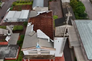 Parte de telhado de igreja fica destruído após fortes ventos em Campinas do Sul
