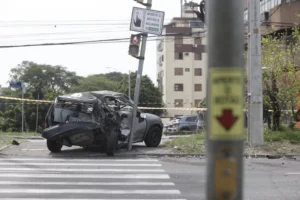 Acidente envolvendo viatura da BM acaba com uma morte na Assis Brasil, em Porto Alegre