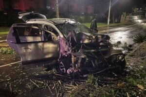 Duas pessoas ficam feridas após carro colidir em poste na zona sul da Capital