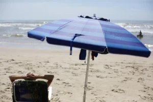 Sol, tempo firme e primeira vez com os pés no mar: veranistas aproveitam a praia de Capão da Canoa