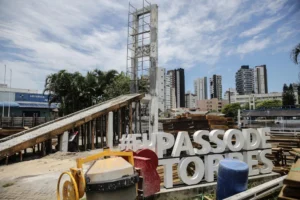 Prometida para antes do Natal, ponte pênsil está com obra parada e atraso prejudica comerciantes e moradores da região