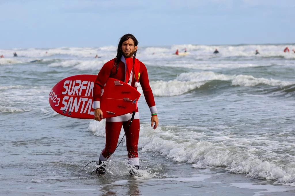 Papais Noéis Surfistas se reúnem em praia dos Estados Unidos para Ação Beneficente 1 4886036 d6cb7ea1cb2d6f9 1
