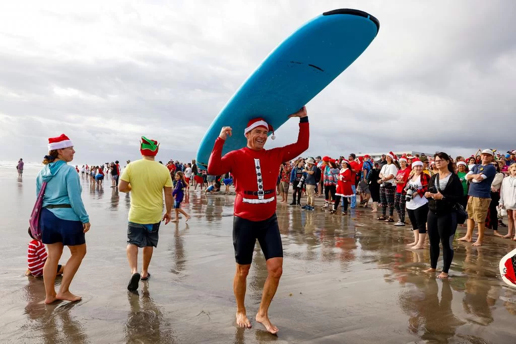 Papais Noéis Surfistas se reúnem em praia dos Estados Unidos para Ação Beneficente 3 4886040 67219cc2e881063