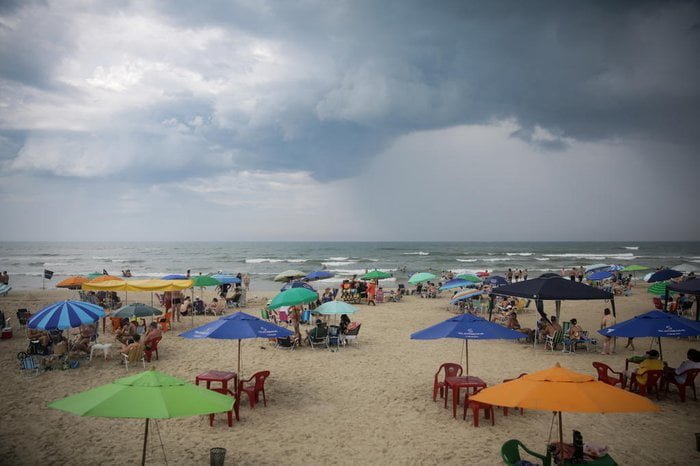 Com sol entre nuvens, veranistas aproveitam dia de Natal na praia de Capão da Canoa 1 4886129 14fd8cd3222b18a