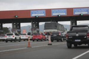 É verdade que os pedágios devem liberar motoristas sem pagamento em caso de filas?
