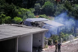 Policial morre após explosão e incêndio em empresa de fogos de artifício de Caxias do Sul