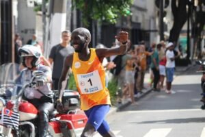 Timothy Kiplagat, do Quênia, vence a prova masculina da São Silvestre pela primeira vez