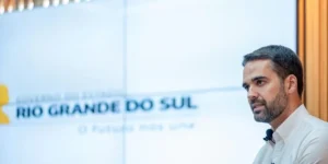 Sem votos necessários, Leite anuncia retirada de projeto que previa aumento do ICMS no RS