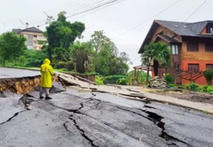 Em Gramado, moradores de bairro que sofreu rachaduras no solo já podem voltar para casa