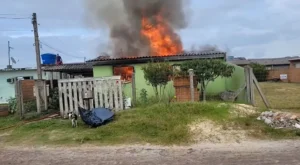 Incêndio atinge residência no bairro Albatroz em Imbé