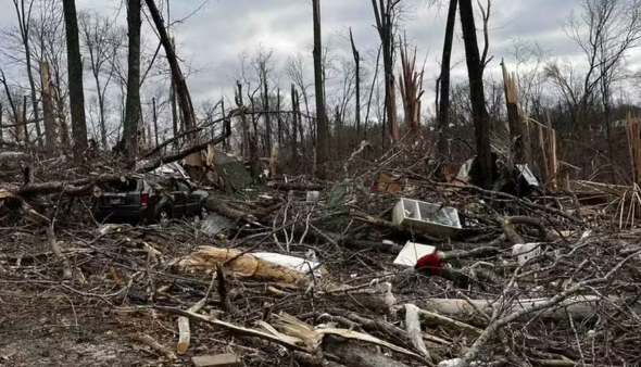 Screenshot_4-6 O bebê encontrado vivo em árvore após tornado nos EUA