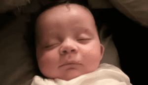 O bebê encontrado vivo em árvore após tornado nos EUA