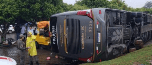 Ônibus de turistas tomba e deixa várias pessoas feridas em Machadinho