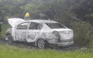 Criminosos matam duas pessoas e incendeiam carro em Tramandaí