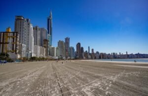 Após alargamento, praia de BC está 100% imprópria para banho