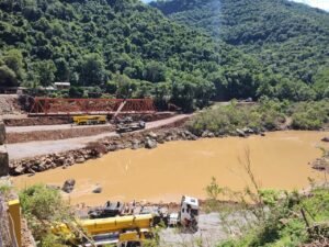 Ponte de Nova Roma do Sul começou a ser içada neste sábado