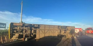 Ônibus tomba em Santana do Livramento e deixa 14 pessoas feridas