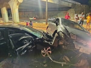 Veículo cai de viaduto e atinge outro carro em Bauru (SP)