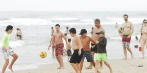Mar limpo, brisa e atividades esportivas animam banhistas em Capão da Canoa