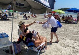 Havan entrega viseiras aos banhistas, em Balneário Camboriú (SC)