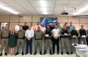 Policiais militares do 8ºBPM recebem reconhecimento por apreensão em Santo Antônio da Patrulha