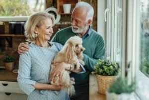 Idosos que cuidam de cachorro têm risco 40% menor de demência, mostra estudo; entenda
