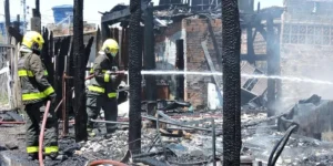 Incêndio destrói três residências no bairro Mathias Velho, em Canoas