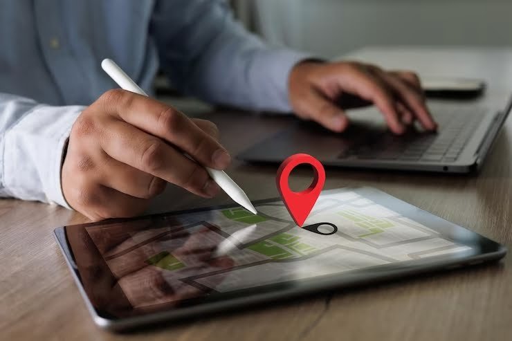 Atualização do Google Maps promete mais segurança para usuários 1 mao usando um smartphone segurando o mapa gps para rota conexao de rede de destino localizacao mapa 1 1