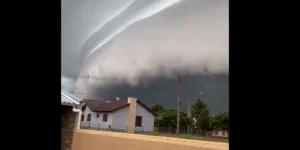 Vídeos mostram nuvens gigantes de tempestade que cobriram o céu do Norte do RS