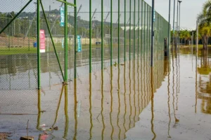 Enchentes no RS: Áreas de lazer na orla do Guaíba são interditadas após contaminação de areia