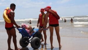 Corpo de Bombeiros Militar realiza o projeto Rede Praia Acessível em parceria com a Faders