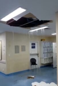 Teto de hospital desaba durante forte chuva no Rio de Janeiro