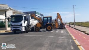 Secretaria de Obras de Tramandaí efetua limpeza após a festa de Réveillon na Beira-Mar 🚜