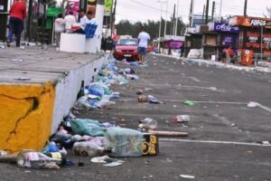 Acúmulo de lixo deixado para trás após Réveillon no Imbé