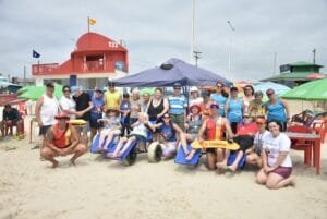 PRIMEIRO BANHO ASSISTIDO COLETIVO DA TEMPORADA É REALIZADO NA BEIRA-MAR DE IMBÉ