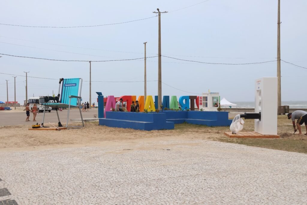 418931357_775922344581625_7733823512207947547_n-1024x682 Cadeira, garrafa térmica e tomadas gigantes chamam a atenção na Beira-mar de Tramandaí ð¤©