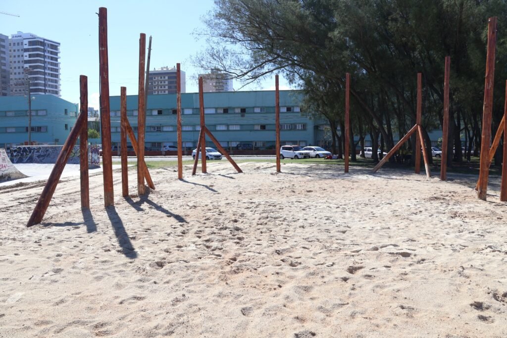 419674327_779006844273175_5157817072854020960_n-1024x682 Prefeitura está realizando a construção de uma quadra de Beach Tennis na Beira-Mar ð