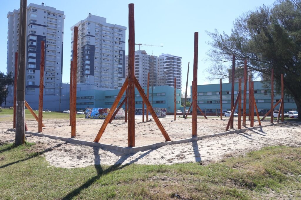 419692180_779006874273172_5177156422290894192_n-1024x682 Prefeitura está realizando a construção de uma quadra de Beach Tennis na Beira-Mar ð