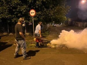 VIGILÂNCIA SANITÁRIA DE OSÓRIO APLICA FUMACÊ EM BUEIROS PARA CONTROLE DE BARATAS