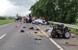 Mulher morre e carro fica destruído em acidente na BR-101