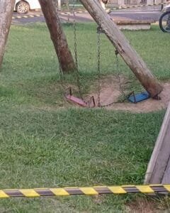 CRIANÇA FICA SERIAMENTE FERIDA APÓS PARTE DE UM BALANÇO CAIR SOBRE ELA EM OSÓRIO