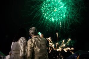 Com 14 minutos de fogos de artifício, banhos de espumante e pagode, Torres recepciona 2024 à beira-mar