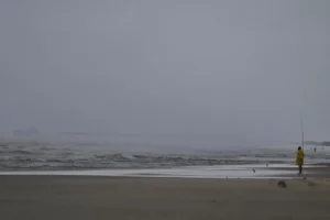 Chuva espanta veranistas da praia em Capão da Canoa; instabilidade segue até quinta no Litoral Norte