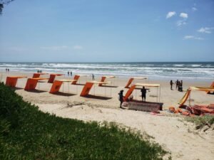 A polêmica envolvendo as tendas de condomínios montadas à beira-mar em Remanso