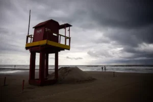 Chuva afasta turistas da praia em Tramandaí; confira a Previsão para o Final de Semana no Litoral Norte