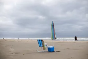 Mesmo com céu nublado, mar amanhece calmo e limpo em Capão da Canoa