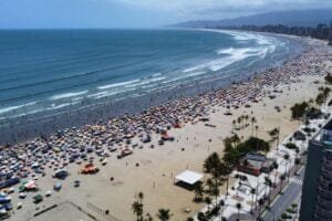 Mulher morre após ser atingida por raio em praia do litoral de São Paulo