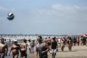 Veranistas lotam a beira da praia de Tramandaí na manhã deste Domingo