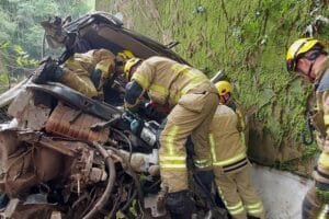 Homem morre e outro fica  gravemente ferido após caminhão cair de ponte entre Caxias do Sul e São Marcos
